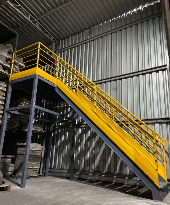 Estrutura industrial com guarda-corpo